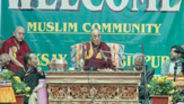 ठिकसे में  एक भिक्षुणी विहार  तथा  मस्जिद साथ ही  शे में लमडोन स्कूल की यात्रा