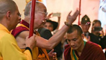 द्यू ञु मंदिर के भव्य उद्घाटन समारोह में भाग लेते हुए