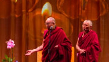 ०२ एरिना में  तिब्बतियों, तिब्बत समर्थकों का अभिनन्दन और जनता को संबोधन