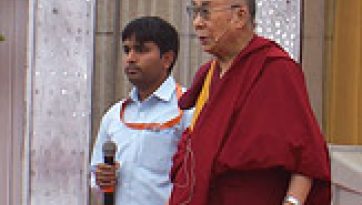 परम पावन दलाई लामा की सूरत से चलकर नासिक की यात्रा