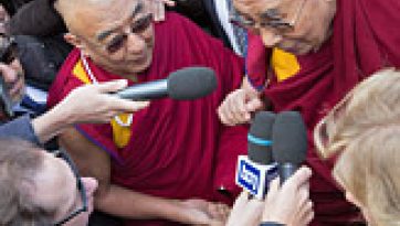 परम पावन दलाई लामा का नोबेल शांति पुरस्कार विजेताओं के विश्व शिखर सम्मेलन में भाग लेने के लिए रोम आगमन