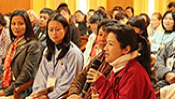 परम पावन दलाई लामा वियतनाम के एक दल को धर्मनिरपेक्ष नैतिकता और  बौद्ध शिक्षाओँ का परिचय देते हुए