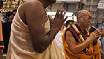 करुणा को गले लगाएँ, दलाई लामा ने युवाओं को प्रोत्साहित किया