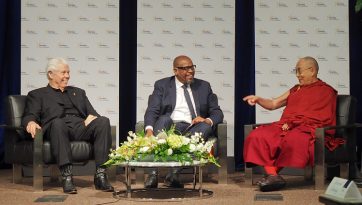 करुणा पर एक पैनल चर्चा में भाग लेते हुए