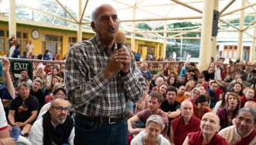 विश्व से आए आगंतुकों के साथ बैठक